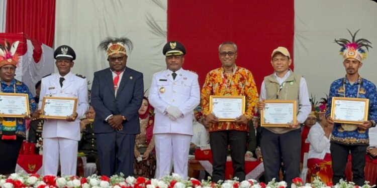 Pemkab Teluk Bintuni Sematkan Penghargaan Kepada bp