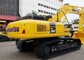 UT Meluncurkan Dua Model Excavator Kelas 30 Ton