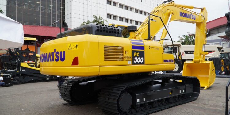 UT Meluncurkan Dua Model Excavator Kelas 30 Ton