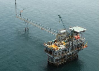 Tim PHE ONWJ Evakuasi 10 Nelayan Terjebak di Tengah Laut