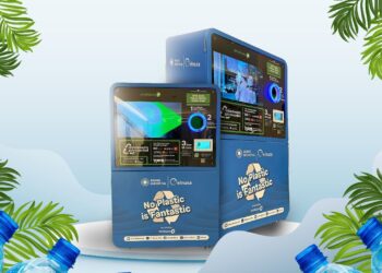 Antusiasme Masyarakat Tukar Limbah Botol Plastik di Mesin Penukar Botol Plastik