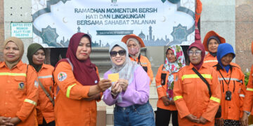 PWP Pertamina Drilling Berbagi Rezeki ke Petugas Kebersihan Jalan