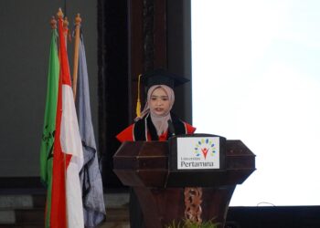 Membanggakan! Rissa, Anak Buruh Bangunan Jadi Wisudawan Terbaik UPER