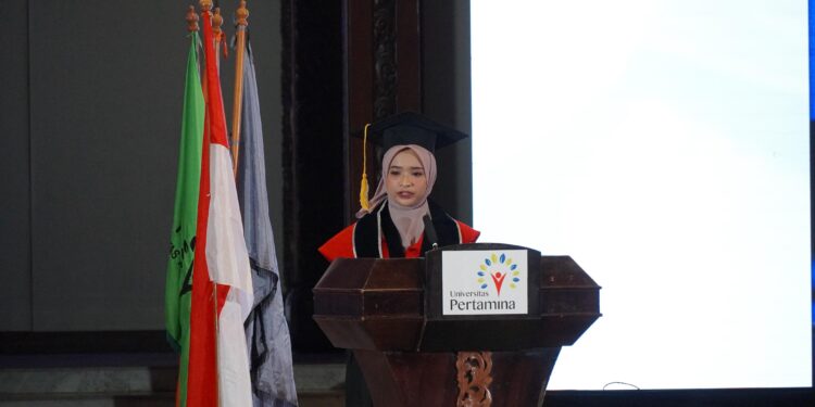 Membanggakan! Rissa, Anak Buruh Bangunan Jadi Wisudawan Terbaik UPER