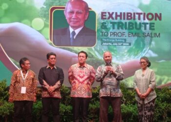 Prof Dr Emil Salim Dianugerahi Tokoh Perintis Lingkungan Hidup Indonesia Oleh UI