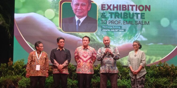 Prof Dr Emil Salim Dianugerahi Tokoh Perintis Lingkungan Hidup Indonesia Oleh UI