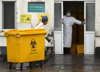 Universal Eco Angkut Lebih dari 2 Ton Limbah Medis di SBT Setelah Bertahun-Tahun Terbengkalai