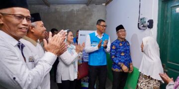 PLN Nyalakan Listrik pada 11 Rumah Warga Pra-Sejahtera