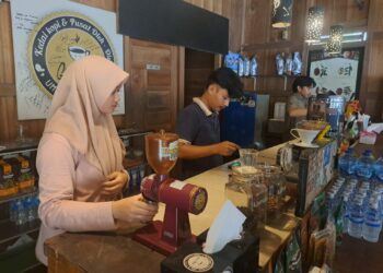 Nikmatnya Menyeruput Kopi Liberika di Gerai Meja Mekar Jaya Tanjung Jabung Barat