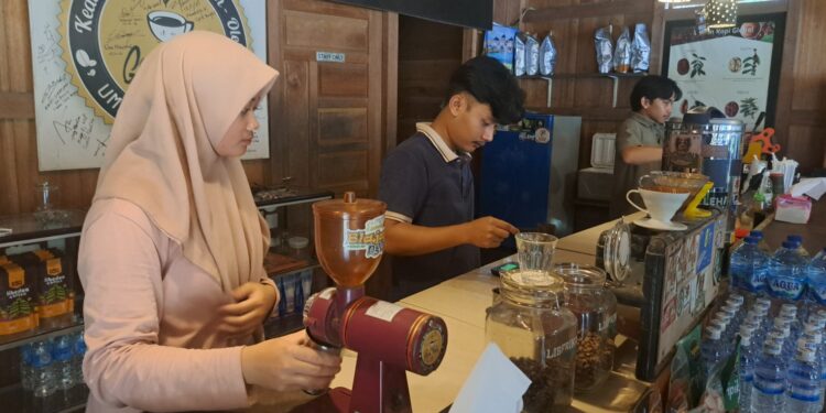 Nikmatnya Menyeruput Kopi Liberika di Gerai Meja Mekar Jaya Tanjung Jabung Barat