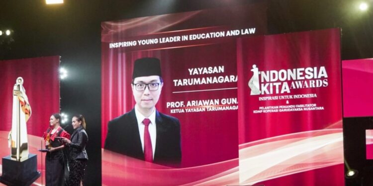Prof. Ariawan Gunadi Terima Penghargaan “Inspiring Young Leader in Education and Law” dalam Indonesia Kita Award 2025