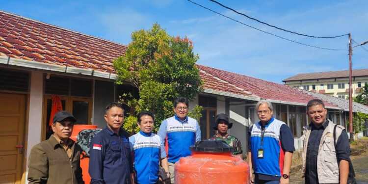 Direksi Pertamina Drilling Salurkan Bantuan ke Korban Banjir di Lubuk Minturun Sumbar