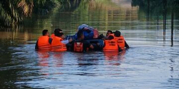 Ruaarbiaassaaahh..!! Baron Berenang Menembus Banjir Setinggi Tiga Meter Demi Normalkan Komunikasi PEP Rantau Field