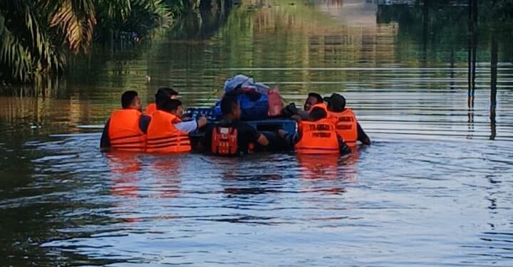 Ruaarbiaassaaahh..!! Baron Berenang Menembus Banjir Setinggi Tiga Meter Demi Normalkan Komunikasi PEP Rantau Field