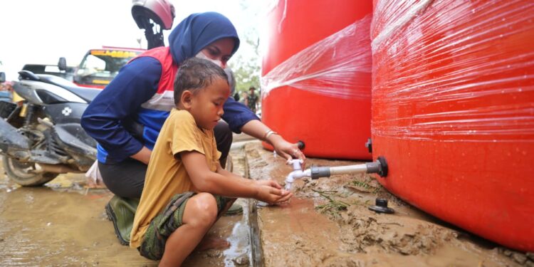 Pertamina Terus Pasok Air Bersih ke Wilayah Pengungsian