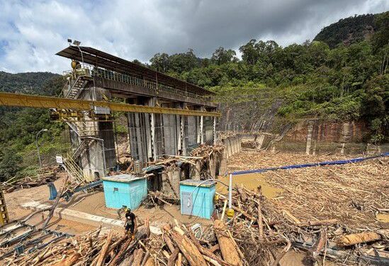 PLTA Sipansihaporas: Hasilkan Listrik Plus Cegah Banjir Kayu Glondongan