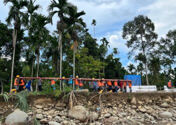 Bak Pahlawan Aceh yang Membanting Tulang Mengusir Penjajah, Petugas PLN Gotong Tiang Listrik Secara Manual