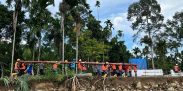 Bak Pahlawan Aceh yang Membanting Tulang Mengusir Penjajah, Petugas PLN Gotong Tiang Listrik Secara Manual