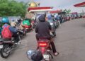 Antrean Pengendara Mengular di SPBU Cisalak Depok, Jelang Penaikan Harga BBM