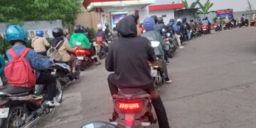 Antrean Pengendara Mengular di SPBU Cisalak Depok, Jelang Penaikan Harga BBM