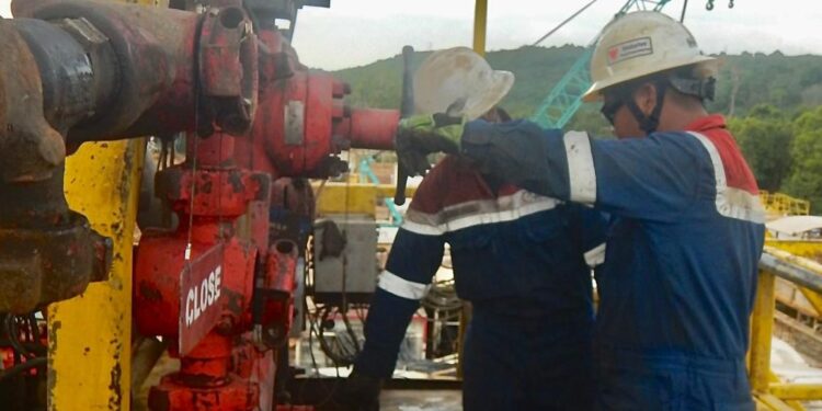 Nyanyi Sunyi Perwira Elnusa di Tengah Rig untuk Menjaga Keberlangsungan Energi