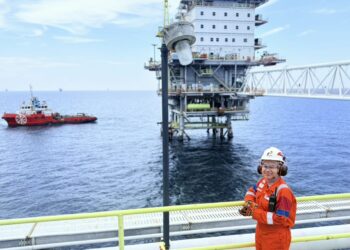 Demi Menjaga Pasokan Migas, Perwira Pertamina Merayakan Idul Fitri di Tengah Lautan