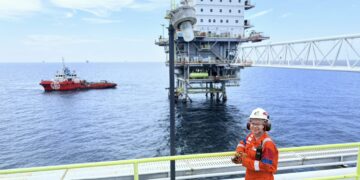 Demi Menjaga Pasokan Migas, Perwira Pertamina Merayakan Idul Fitri di Tengah Lautan