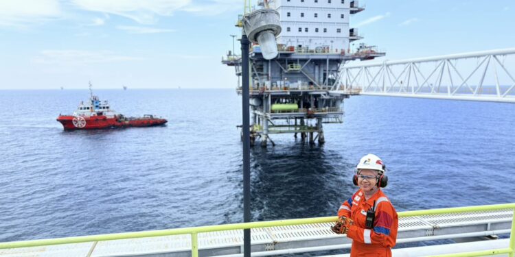 Demi Menjaga Pasokan Migas, Perwira Pertamina Merayakan Idul Fitri di Tengah Lautan