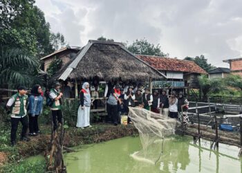Memberdayakan Ekonomi Warga Mangunjaya Lewat Pembudidayaan Ikan di Keramba Apung Organik