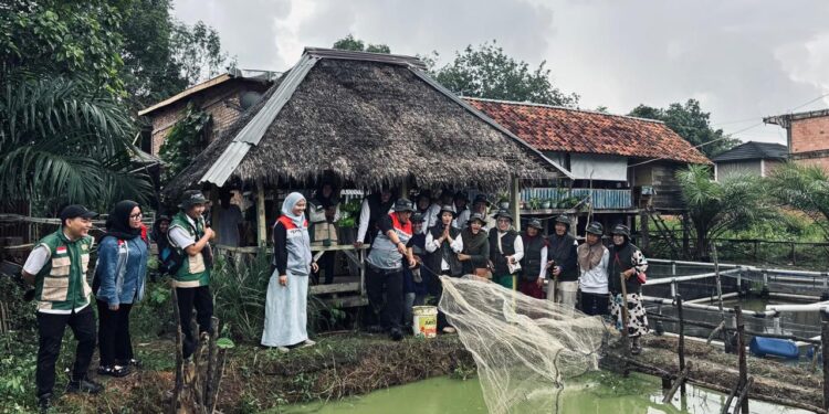 Memberdayakan Ekonomi Warga Mangunjaya Lewat Pembudidayaan Ikan di Keramba Apung Organik