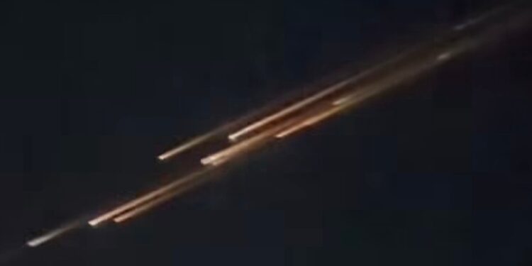 Oalaahhh …! “Benda Terang” yang Dilihat Warga Lampung dan Banten Ternyata Sampah Antariksa