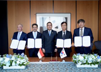 Direktur Utama PT Pertamina (Persero), Simon Aloysius Mantiri, menyaksikan penandatangan Nota Kesepahaman Kerjasama (MoU) antara PT Pertamina Hulu Energi (PHE) dengan SK Inovation, SK Earthtone dan ExxonMobil, di Seoul, Korea Selatan, 01 April 2026.