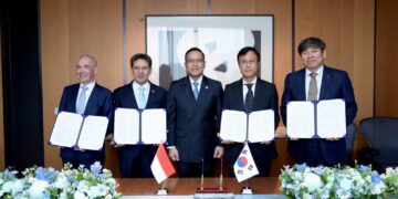 Direktur Utama PT Pertamina (Persero), Simon Aloysius Mantiri, menyaksikan penandatangan Nota Kesepahaman Kerjasama (MoU) antara PT Pertamina Hulu Energi (PHE) dengan SK Inovation, SK Earthtone dan ExxonMobil, di Seoul, Korea Selatan, 01 April 2026.