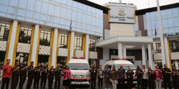 PetroChina Serahkan Ambulans untuk Operasional RS Adhyaksa Jambi