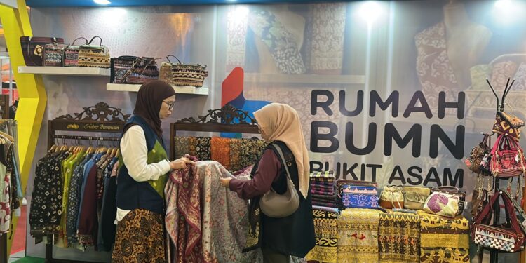 UMKM Binaan PTBA Unjuk Gigi di INACRAFT Festival 2026