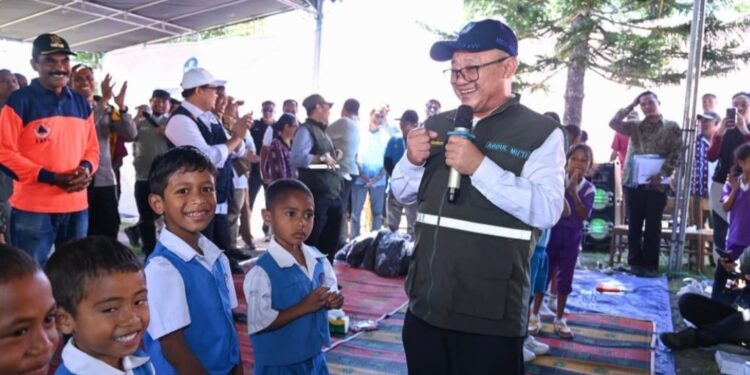 Mendikdasmen Salurkan Bantuan untuk Sekolah Terdampak Gempa NTT