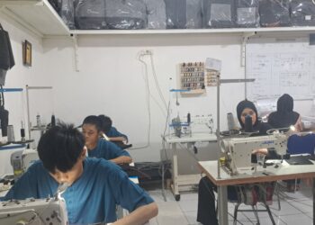 Suasana praktek jahit menjahit di Shelter Workshop/tempat kerja terlindung di Sekolah Luar Biasa (SLB) BCD Nusantara Ber-asrama Beji Depok Jawa Barat (Jabar). Foto-foto Sofyan Badrie