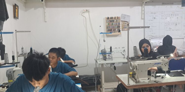 Suasana praktek jahit menjahit di Shelter Workshop/tempat kerja terlindung di Sekolah Luar Biasa (SLB) BCD Nusantara Ber-asrama Beji Depok Jawa Barat (Jabar). Foto-foto Sofyan Badrie