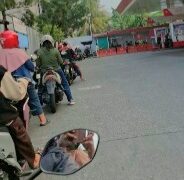 Antrean Kendaraan Roda Dua Mengular Setiap Hari di SPBU Depok Jabar dan Bali