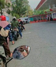 Antrean Kendaraan Roda Dua Mengular Setiap Hari di SPBU Depok Jabar dan Bali